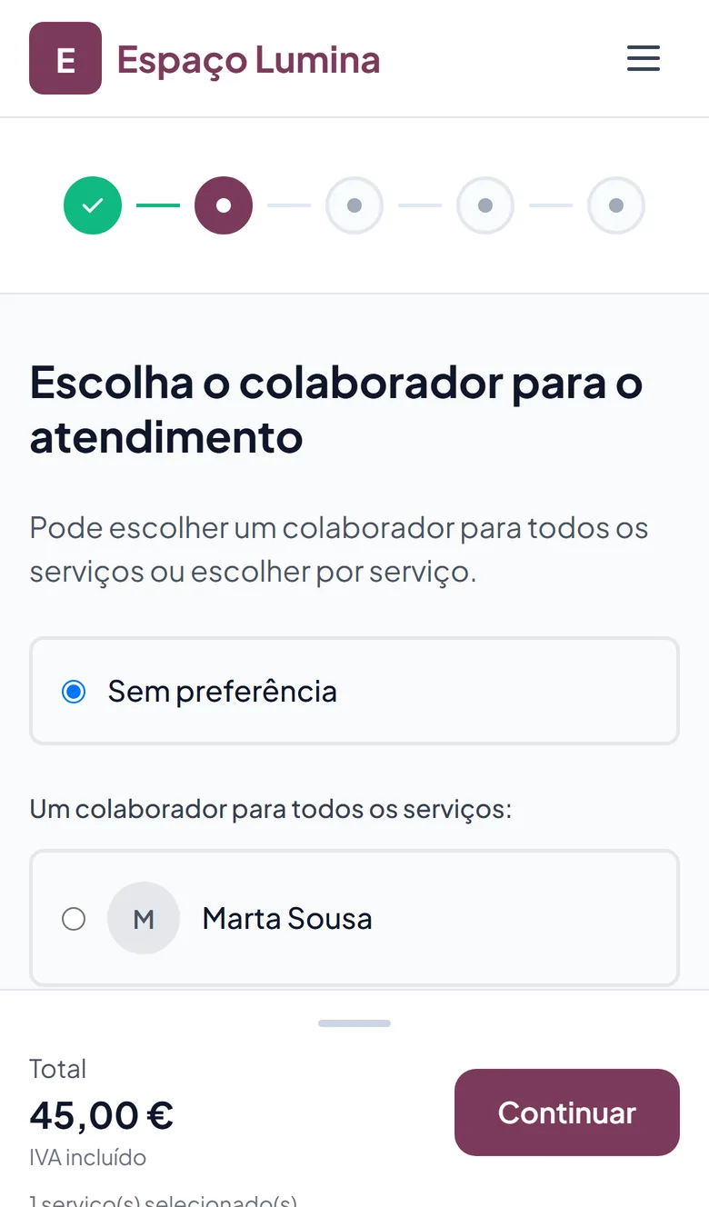 A cliente escolhe a esteticista
