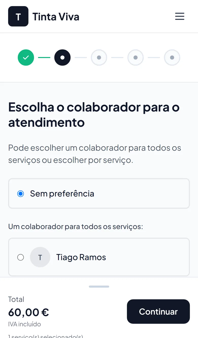 O cliente escolhe o tatuador
